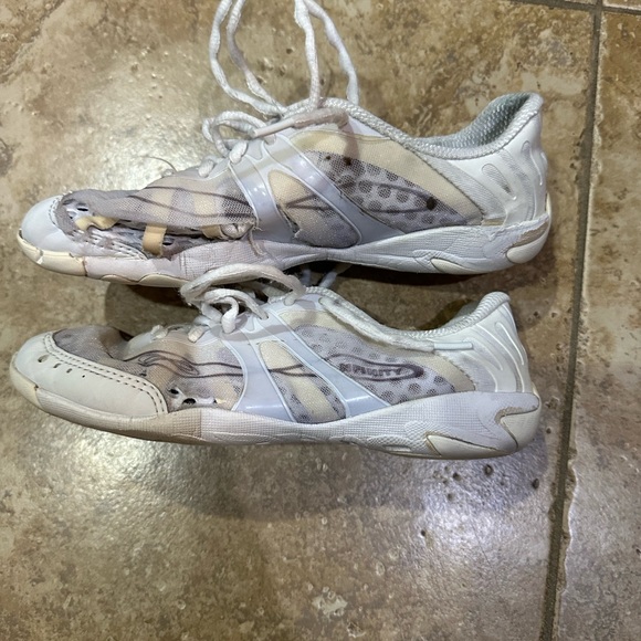 Nfinity Women’s Vengeance Cheer Shoes in Size 6 - Picture 9 of 10